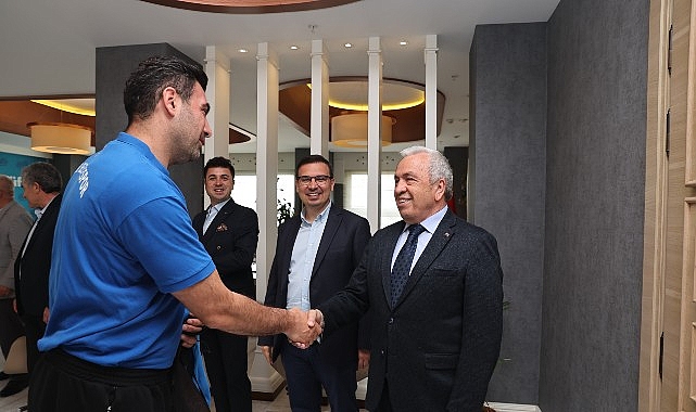 Hentbolcular başarılarını Başkan Şadi Özdemir’le paylaştı
