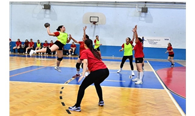 İzmir Büyükşehir Belediyesi Spor Kulübü hentbol takımlarıyla parlıyor