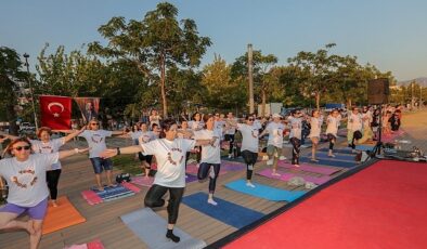 Bayraklı sahilde buluşup, yoga yaptılar – Dünya Yoga Günü’nde renkli etkinlik