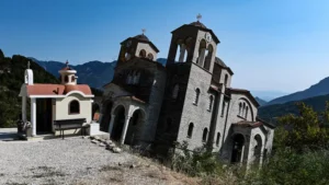 Pisa Kulesi’ni Gölgede Bırakan Eğik Kilise: Ziyaretçilerin Başı Dönüyor